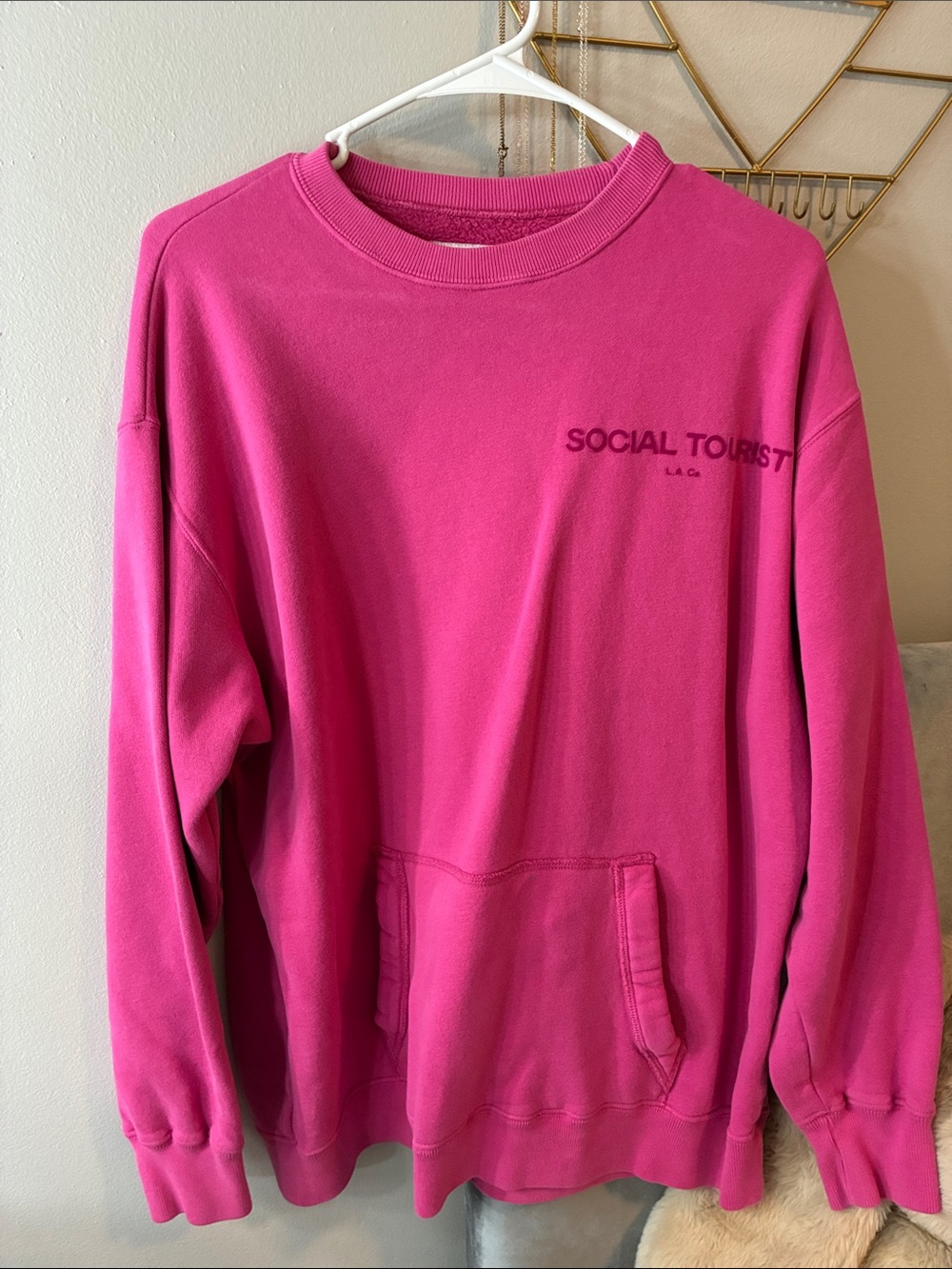 Social Tourist Women's Crewneck Sweatshirt in Hot Pink